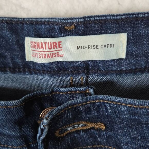 Signature By Levi Strauss Women's Mid-Rise Slim Fit Capri Jeans Blue Size 20 - Picture 2 of 7